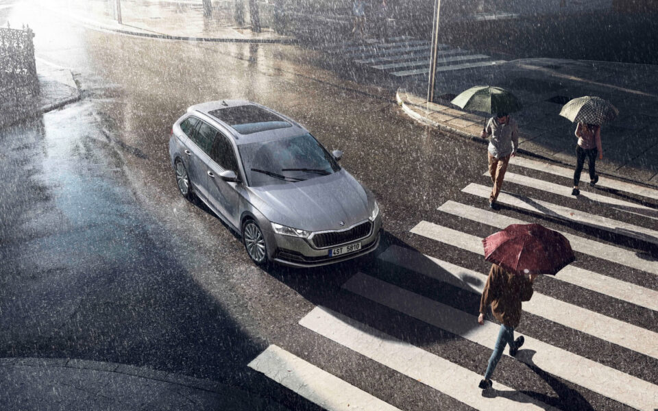 Huur een Skoda - regen zebrapad Huur een Skoda - regen zebrapad