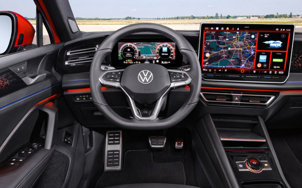 Volkswagen-Tiguan-dashboard met groot multimediascherm huren bij Euromobil
